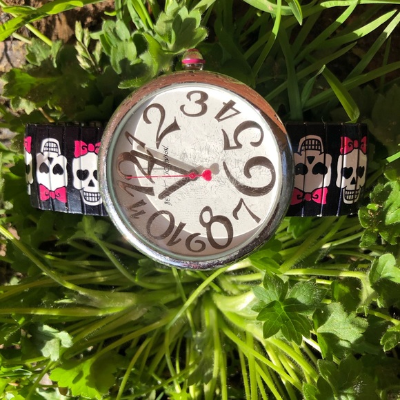 Betsey Johnson bracelet watch - Picture 4 of 4